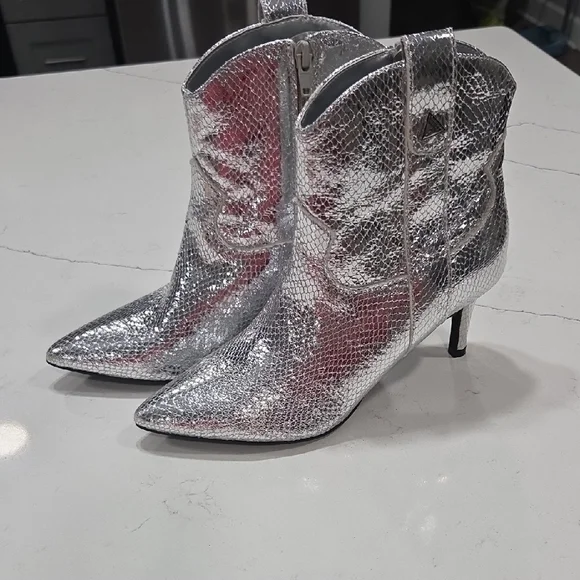 GUESS Silver Ankle Boots, Sz 6 Gentle Used - Picture 4 of 9